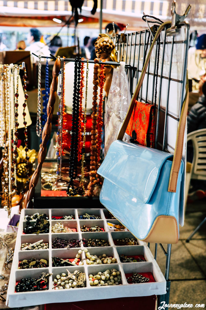 Vintage Accessories in the Gothic Market - Sustainable Shopping in Barcelona